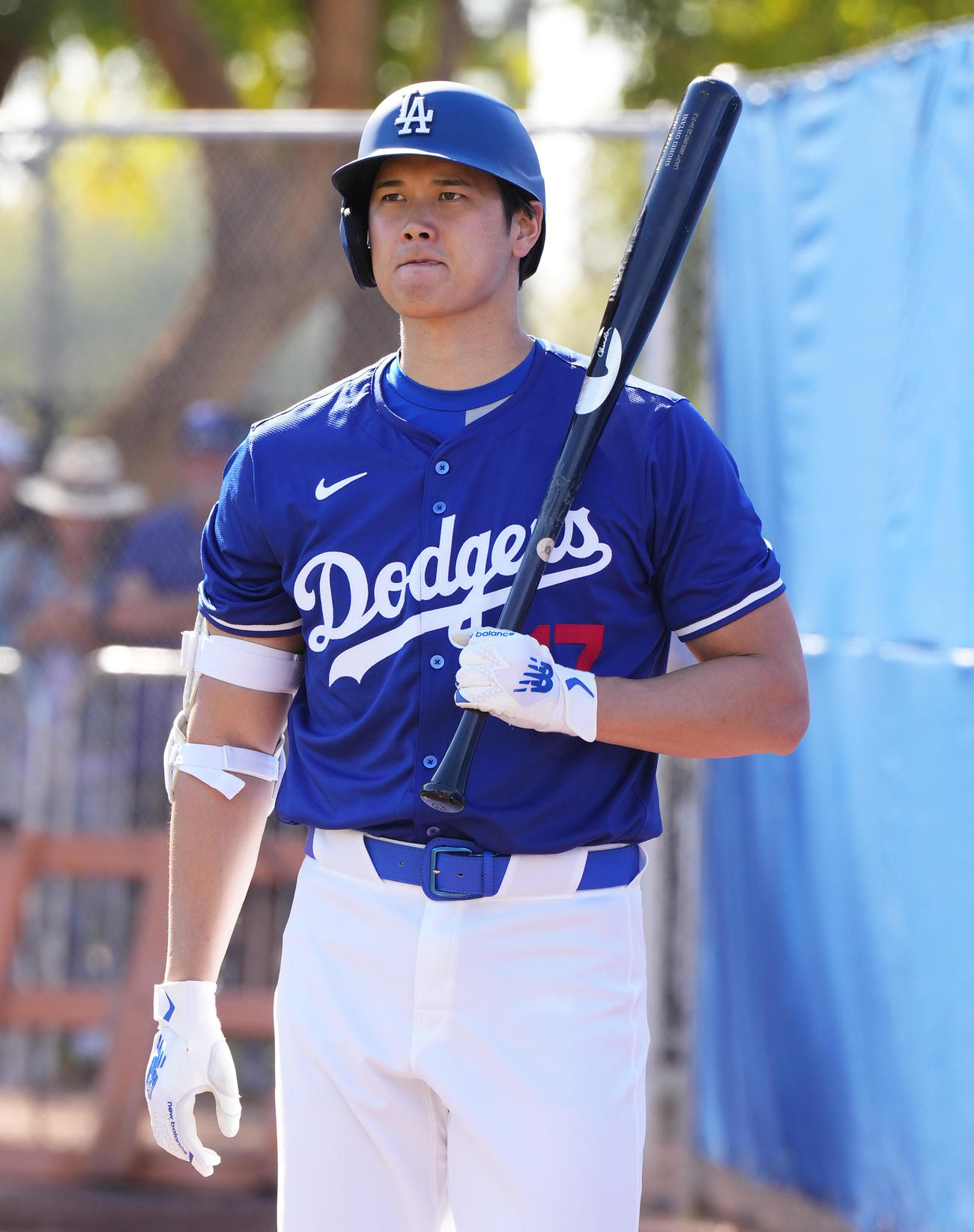 15日、ブルペンの打席に入り目慣らしをするドジャース大谷