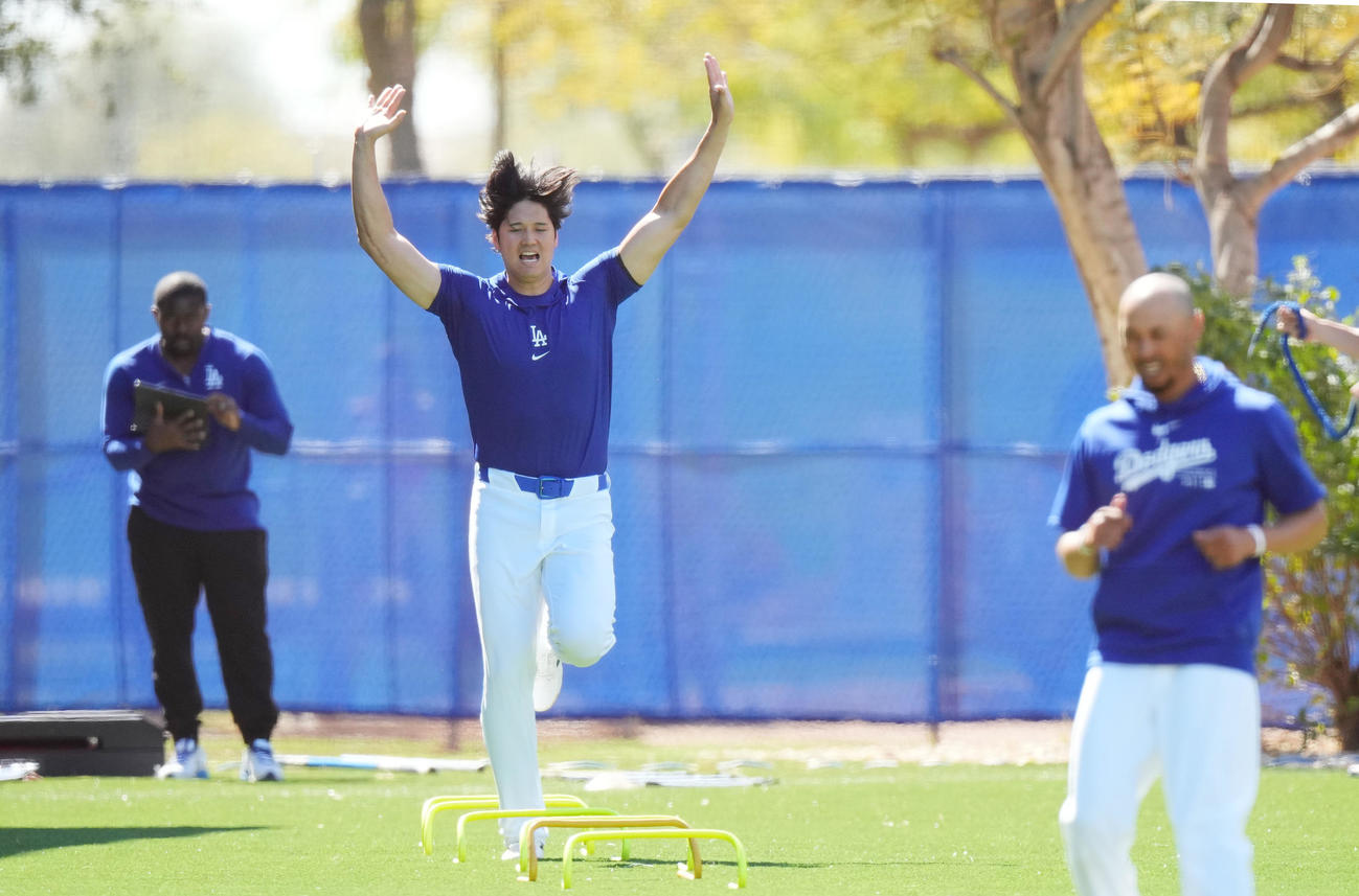 ベッツ（手前）とトレーニングをするドジャース大谷（撮影・菅敏）