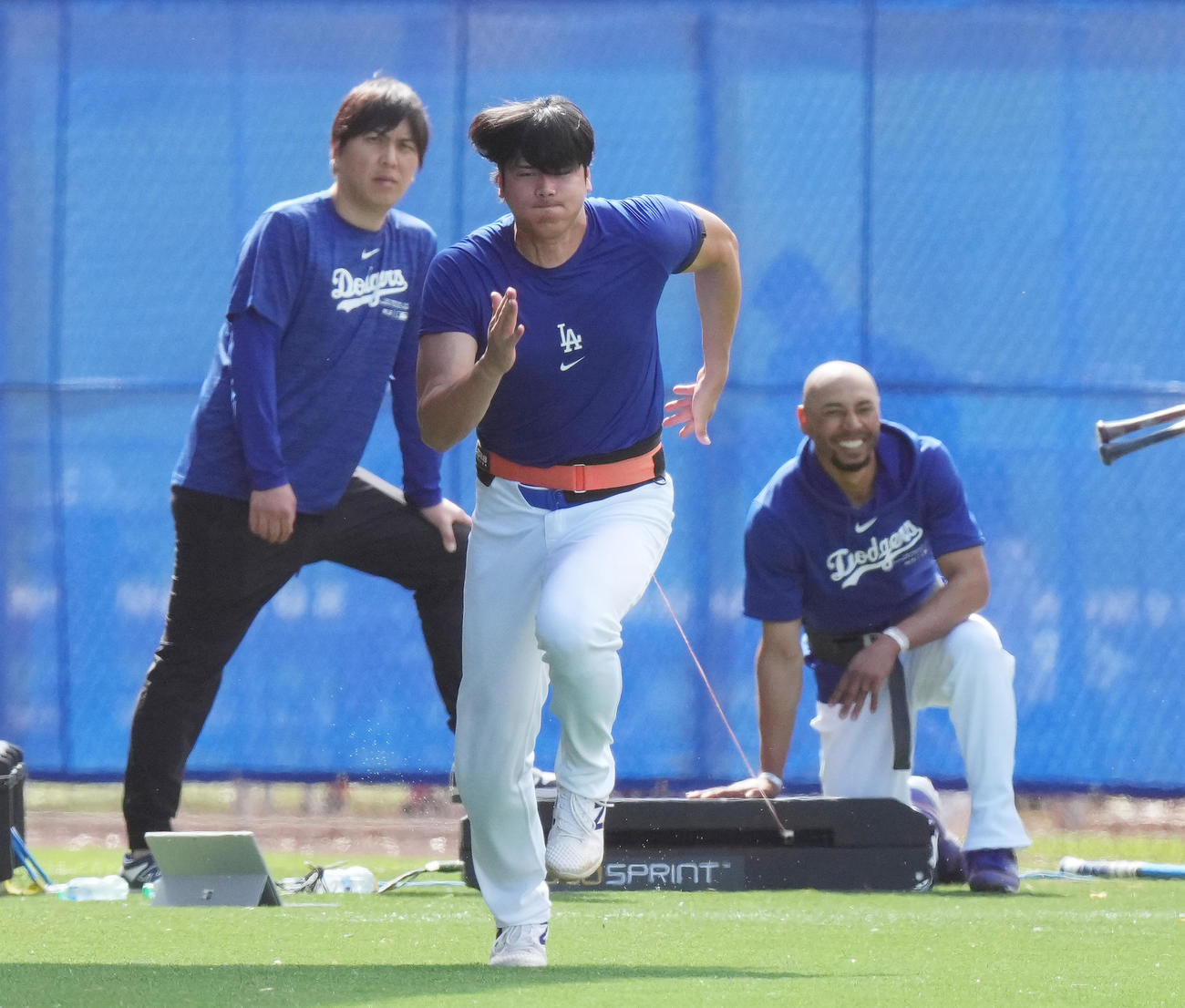 ベッツ（後方右）とトレーニングをするドジャース大谷（撮影・菅敏）