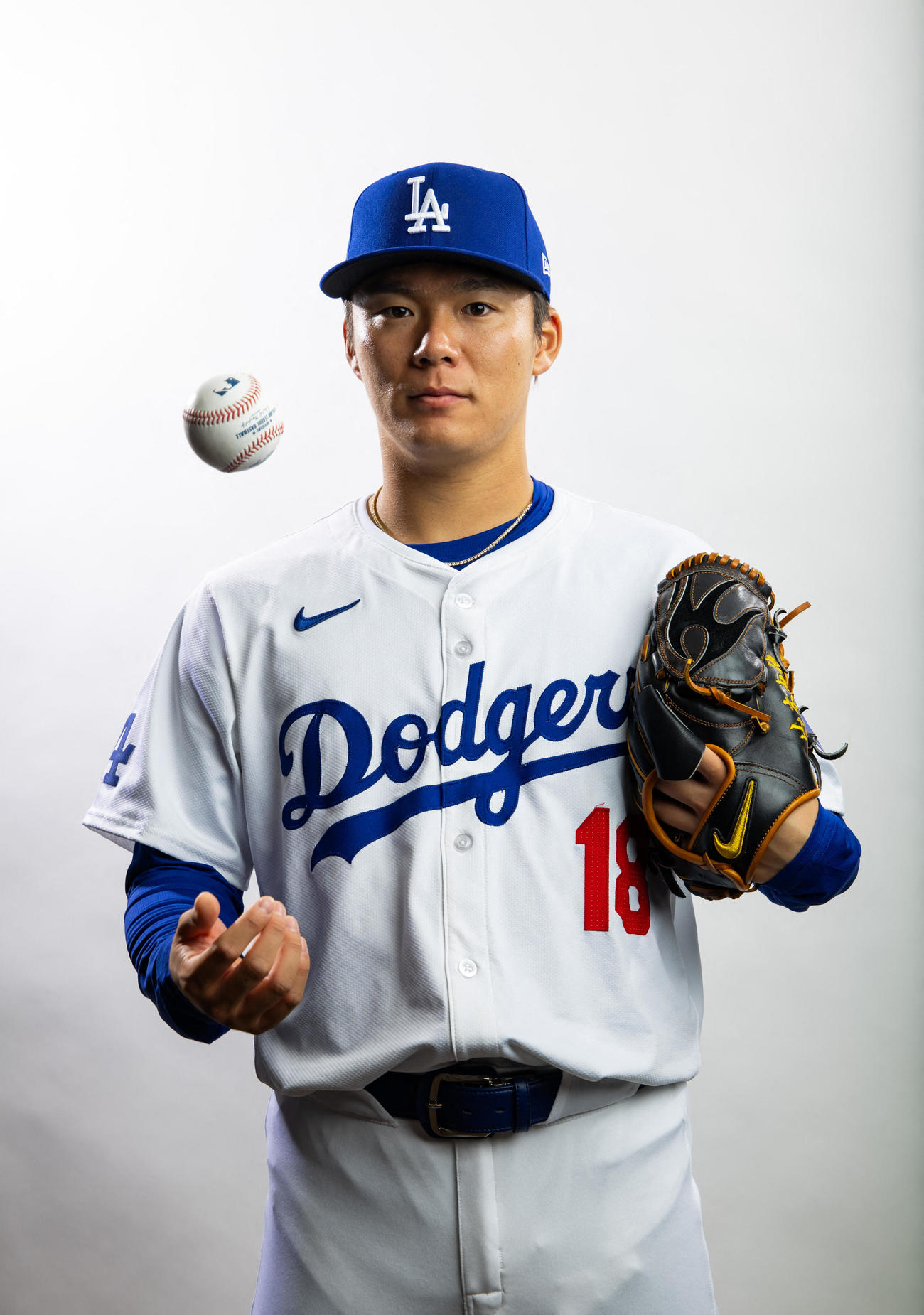フォトデーでユニホーム姿でポーズを決めるドジャース山本由伸（USA TODAY Sports＝ロイター）