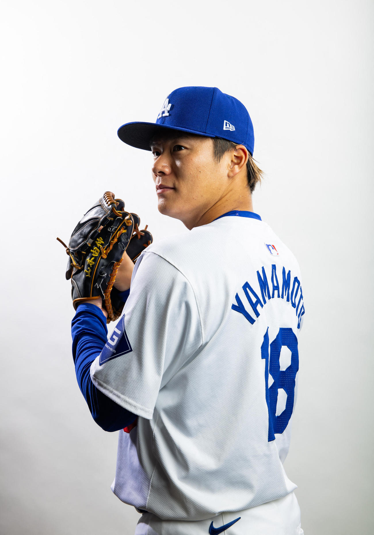 フォトデーでユニホーム姿でポーズを決めるドジャース山本由伸（USA TODAY Sports＝ロイター）