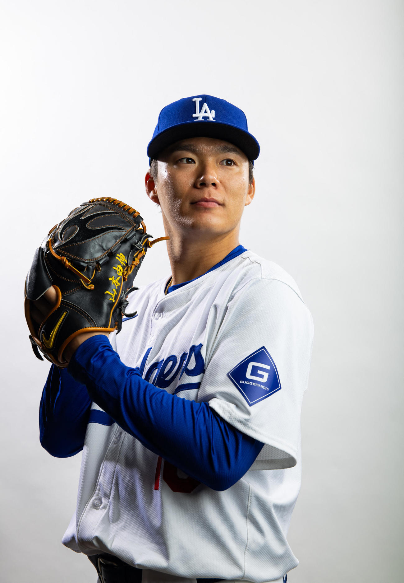 フォトデーでユニホーム姿でポーズを決めるドジャース山本由伸（USA TODAY Sports＝ロイター）