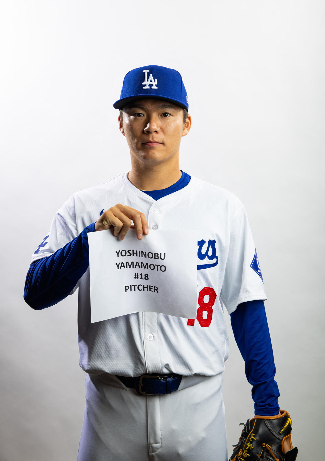フォトデーでユニホーム姿でポーズを決めるドジャース山本由伸（USA TODAY Sports＝ロイター）
