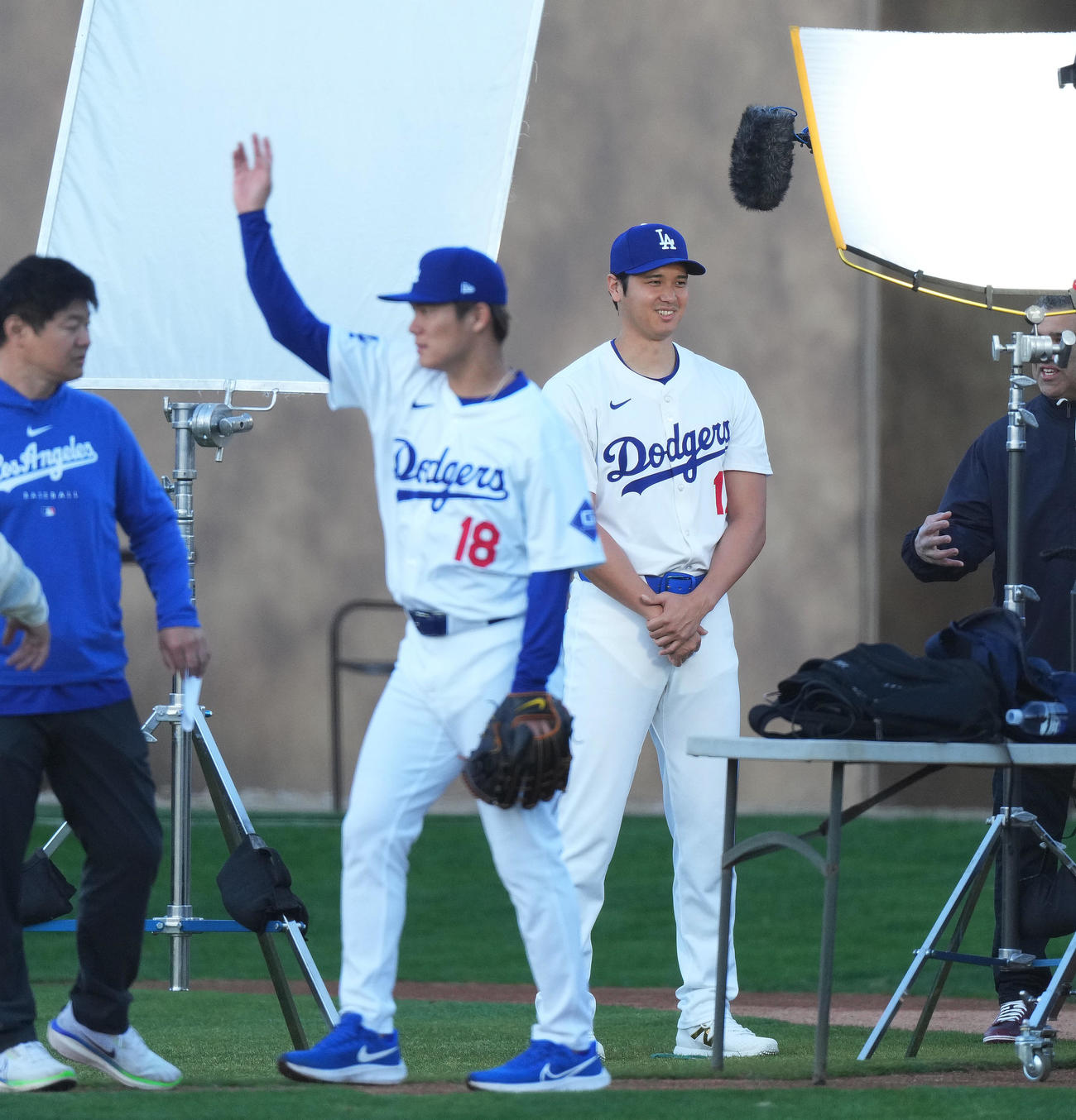 フォトデーでホームのユニホーム姿を披露するドジャース大谷。手前は山本（撮影・菅敏）