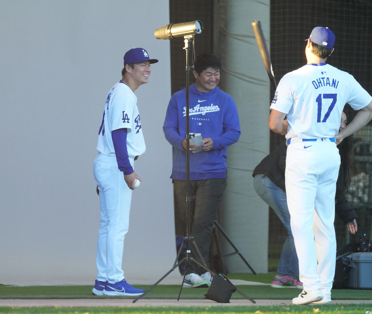 フォトデーでホームのユニホーム姿を披露するドジャース山本。右は大谷（撮影・菅敏）
