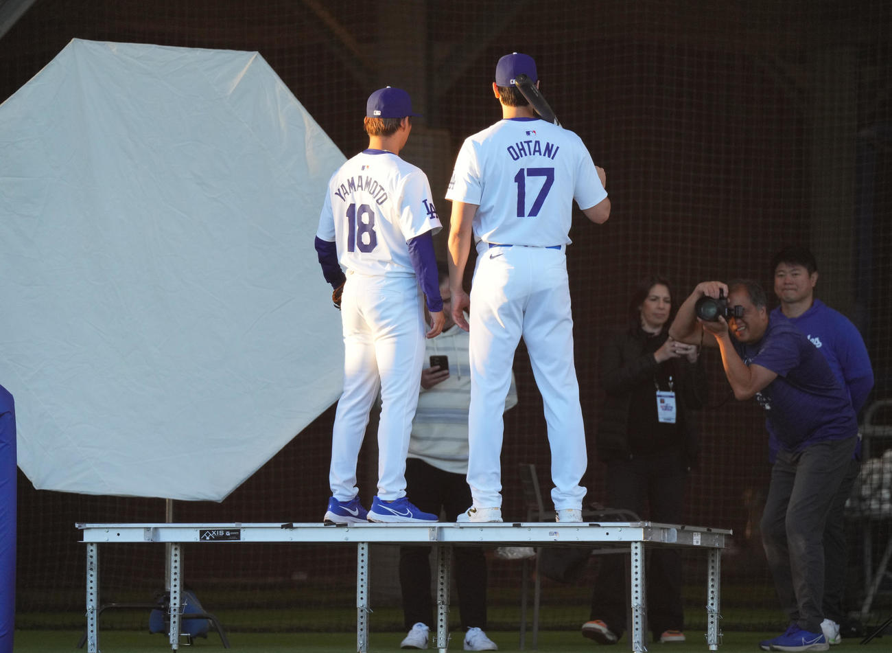 フォトデーでホームのユニホーム姿を披露するドジャース大谷（右）と山本（撮影・菅敏）