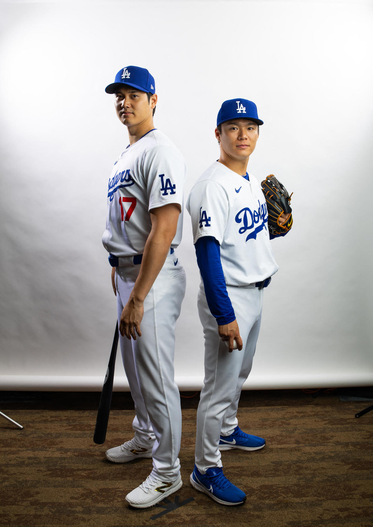 フォトデーでユニホーム姿でポーズを決めるドジャース大谷翔平（左）と山本由伸（USA TODAY Sports＝ロイター）