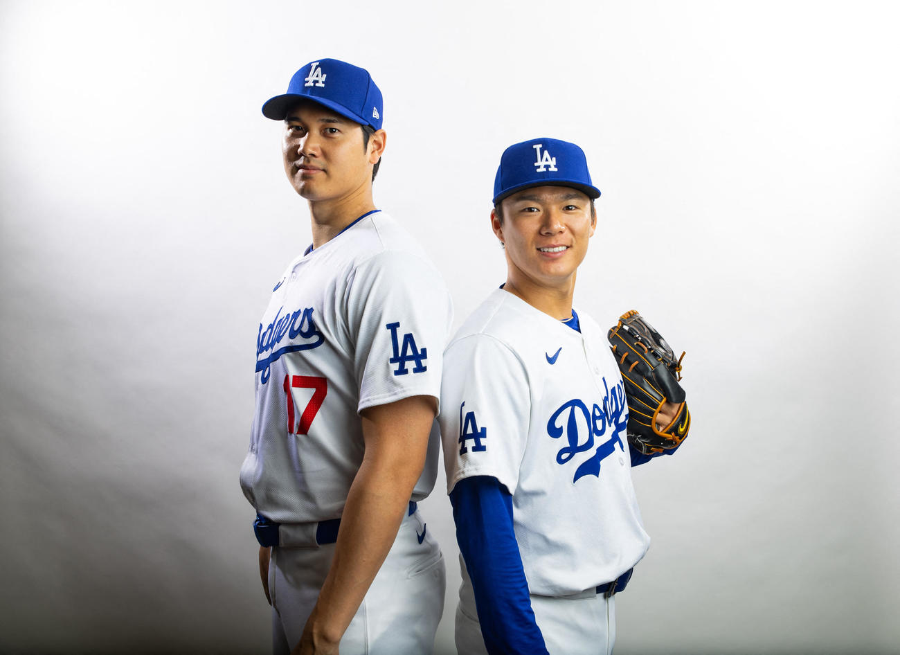 フォトデーでユニホーム姿でポーズを決めるドジャース大谷翔平（左）と山本由伸（USA TODAY Sports＝ロイター）