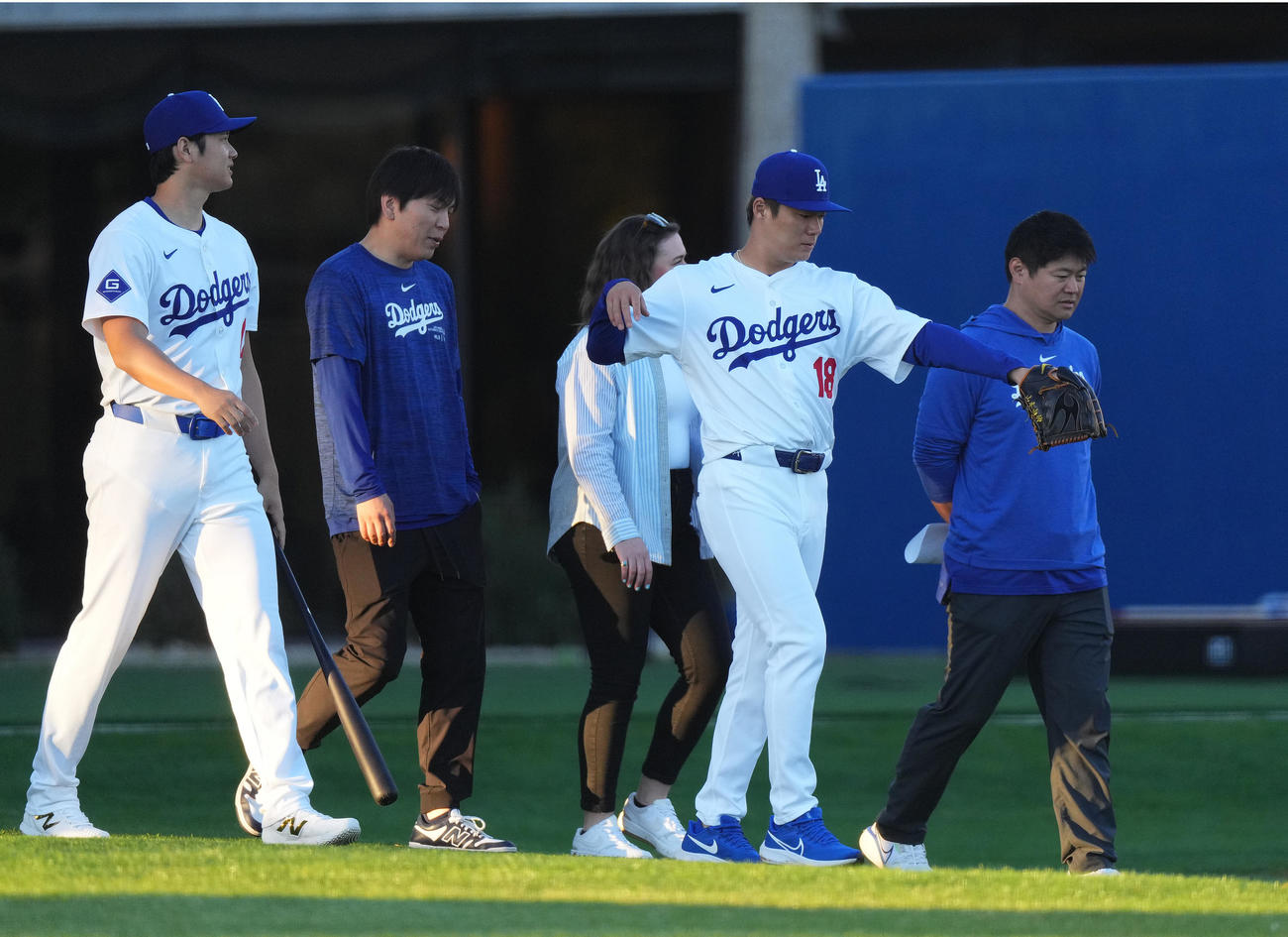 フォトデーでホームのユニホーム姿を披露するドジャース山本（右から2人目）。左端は大谷（撮影・菅敏）