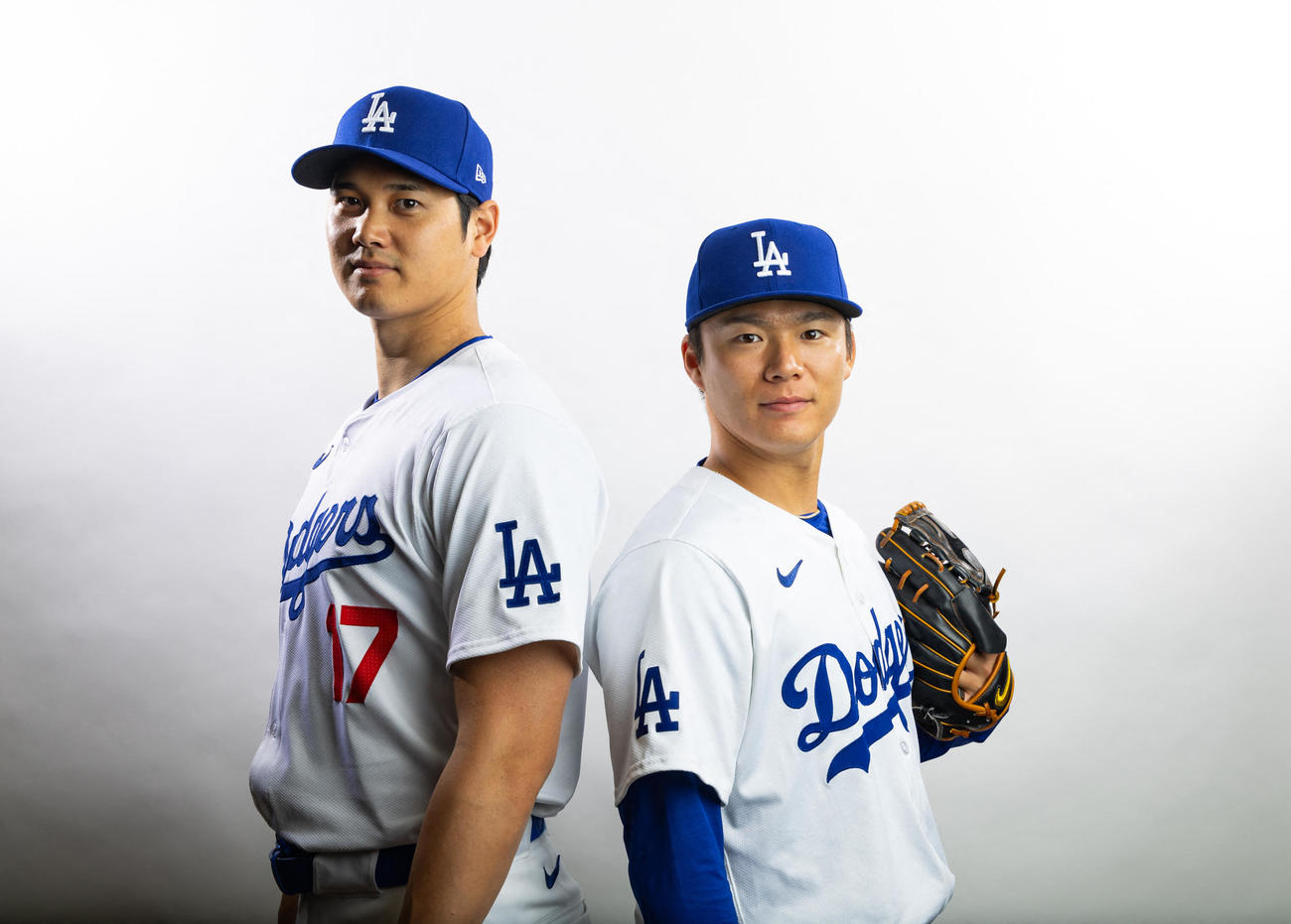 フォトデーでユニホーム姿でポーズを決めるドジャース大谷翔平（左）と山本由伸（USA TODAY Sports＝ロイター）