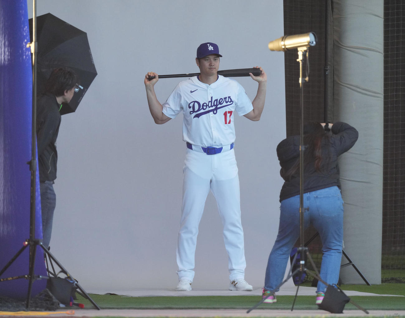 フォトデーでホームのユニホーム姿を披露するドジャース大谷（撮影・菅敏）