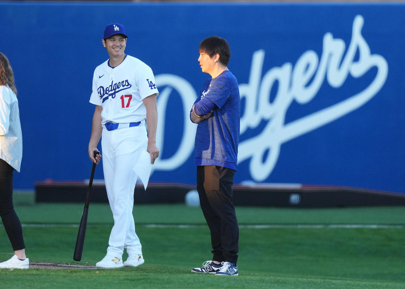 フォトデーでホームのユニホーム姿を披露するドジャース大谷。右は水原通訳（撮影・菅敏）