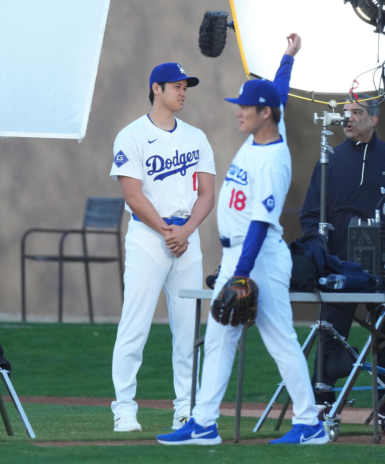 フォトデーでホームのユニホーム姿を披露するドジャース大谷。手前は山本（撮影・菅敏）