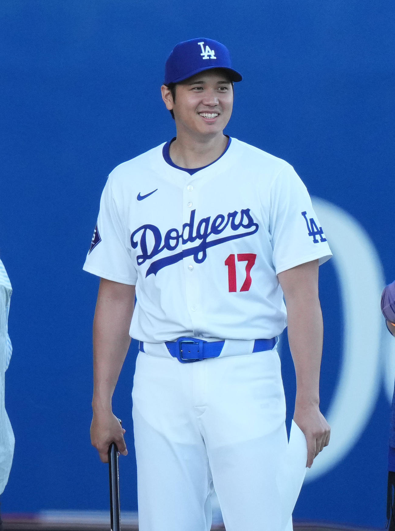 フォトデーでホームのユニホーム姿を披露するドジャース大谷（撮影・菅敏）