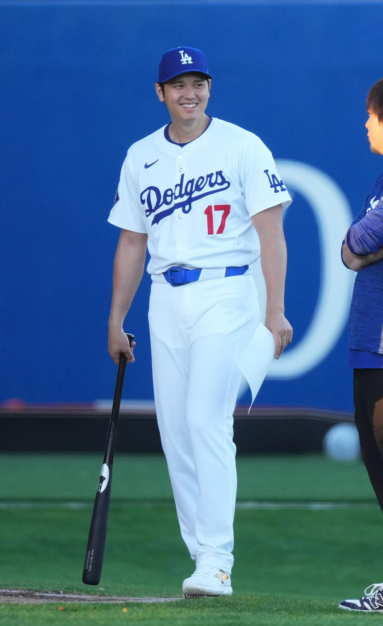 フォトデーでホームのユニホーム姿を披露するドジャース大谷（撮影・菅敏）