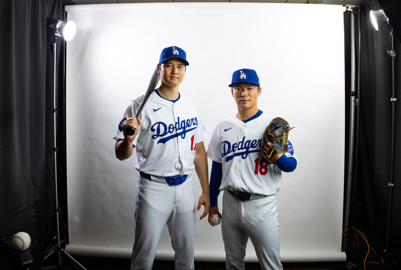 フォトデーでユニホーム姿でポーズを決めるドジャース大谷翔平（左）と山本由伸（USA TODAY Sports＝ロイター）