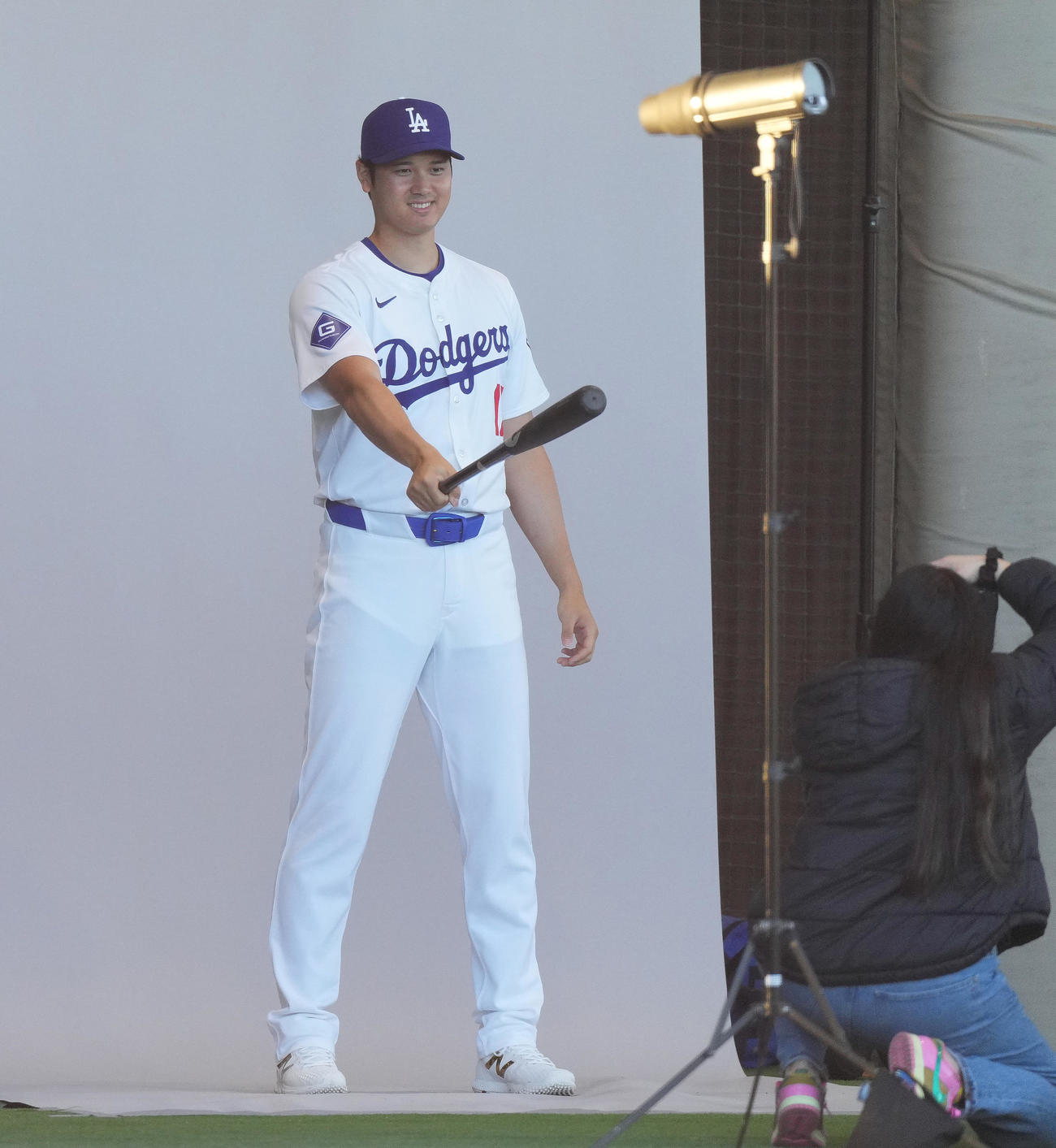 フォトデーでホームのユニホーム姿を披露するドジャース大谷（撮影・菅敏）