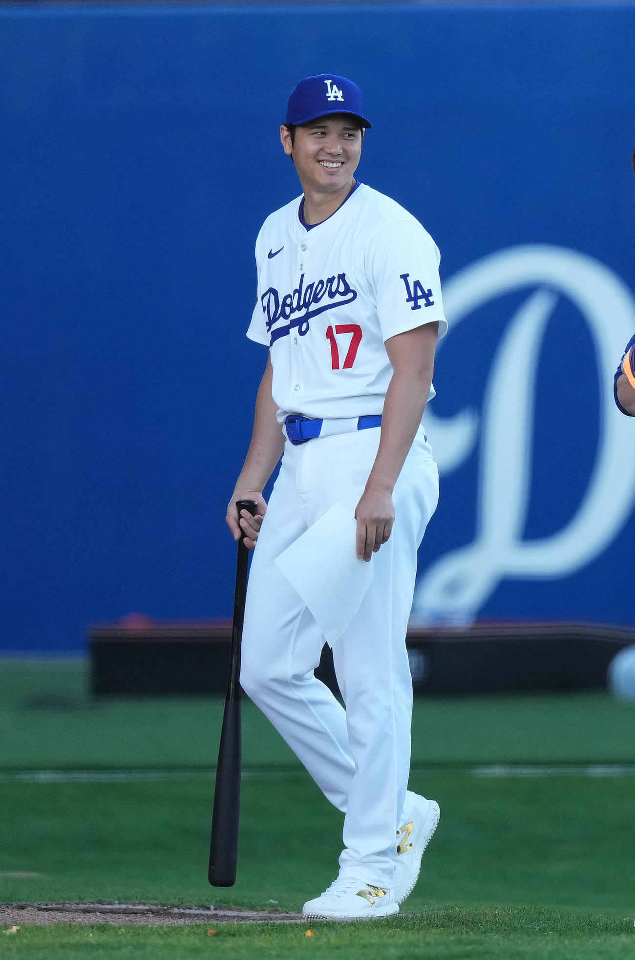 フォトデーでホームのユニホーム姿を披露するドジャース大谷（撮影・菅敏）