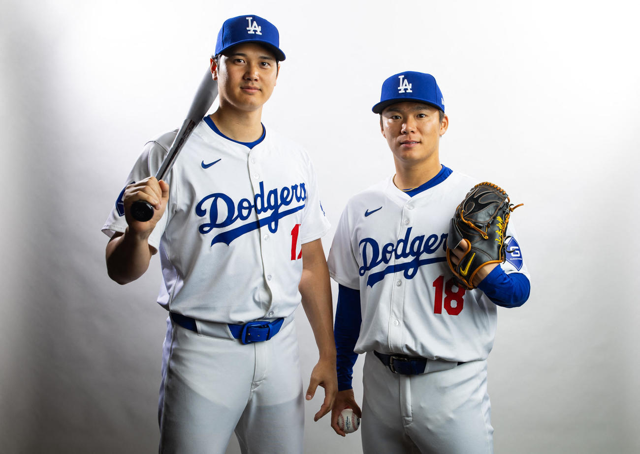 フォトデーでユニホーム姿でポーズを決めるドジャース大谷翔平（左）と山本由伸（USA TODAY Sports＝ロイター）