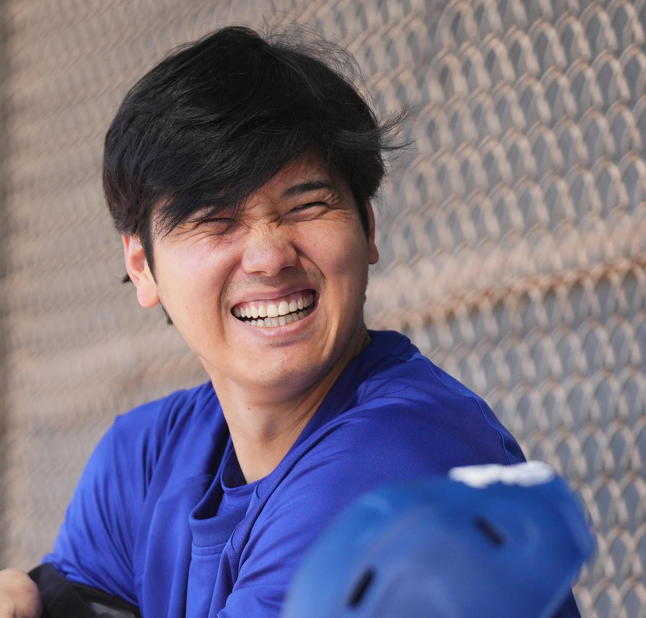 ライブBPを前にベンチでアウトマンと話すドジャース大谷（撮影・菅敏）