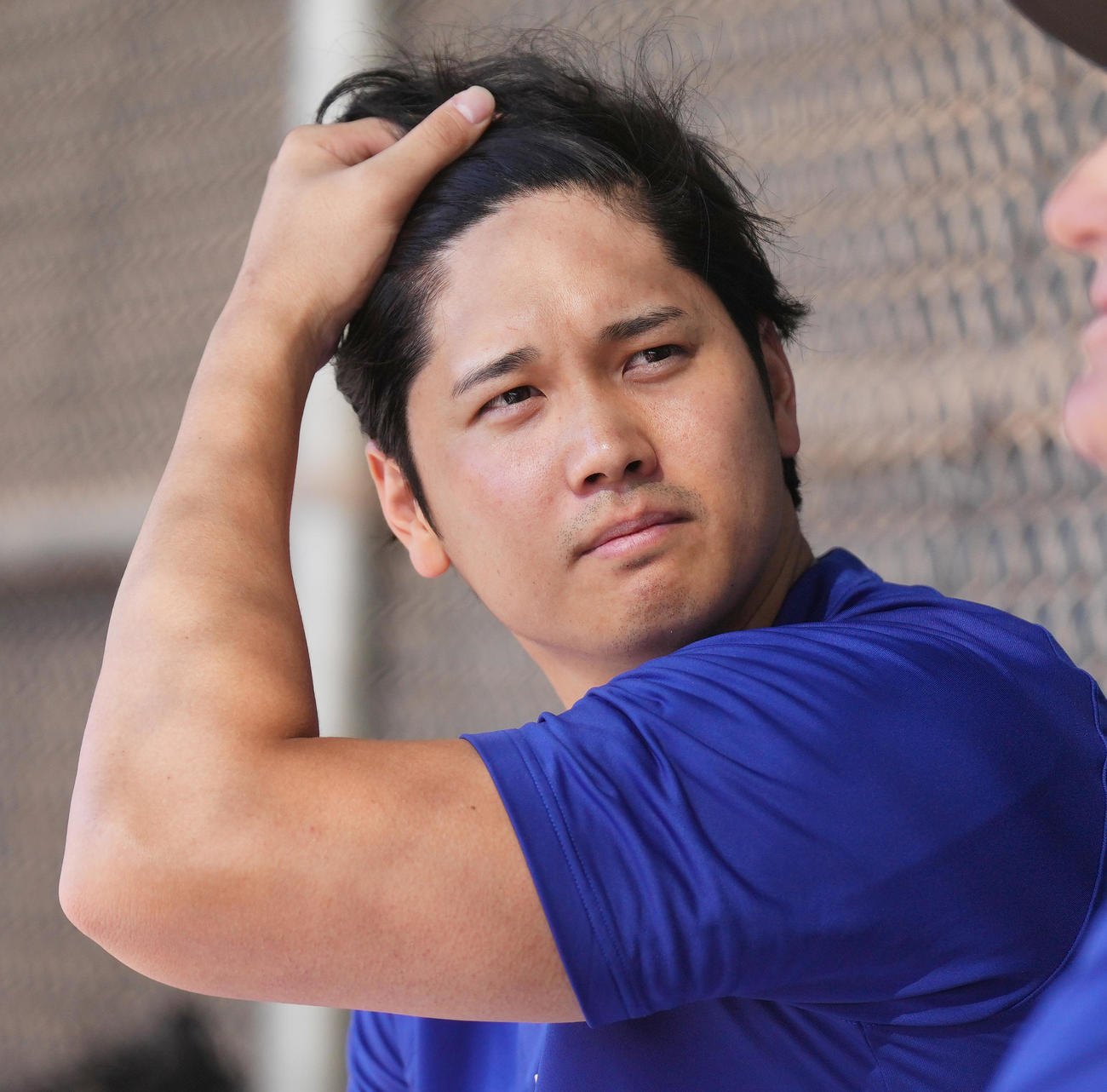 ライブBPを前にベンチでコーチと話すドジャース大谷（撮影・菅敏）