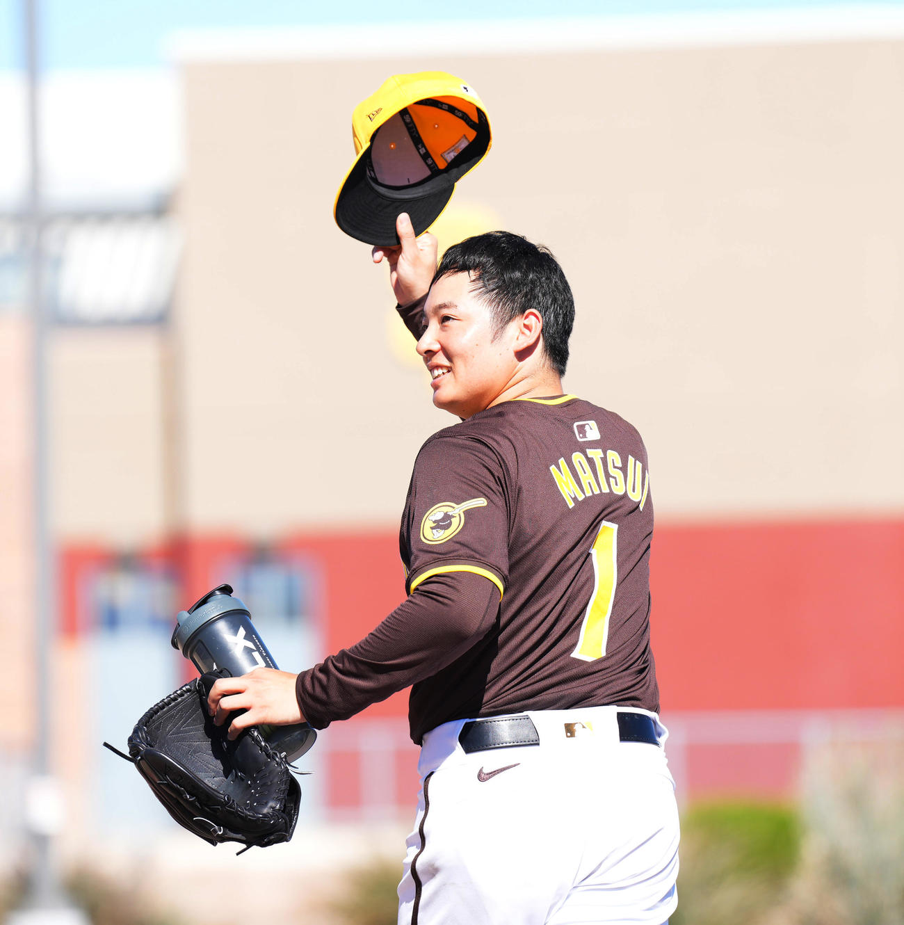 ドジャースとのオープン戦に初登板し、3者連続三振でデビュー戦を終えたパドレス松井は、笑顔で引き揚げる（撮影・菅敏）