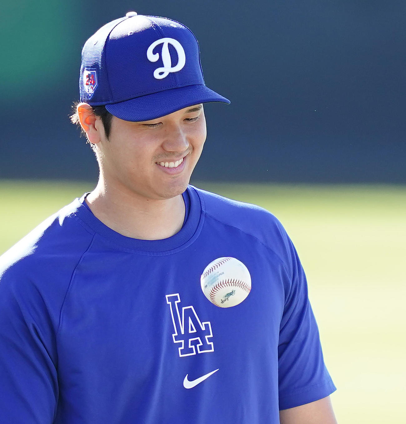 笑顔でボールを投げ上げるドジャース大谷（撮影・菅敏）