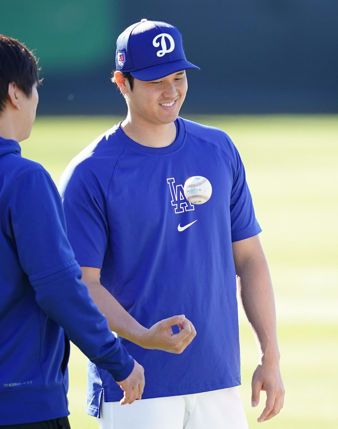 笑顔でボールを投げ上げるドジャース大谷（撮影・菅敏）