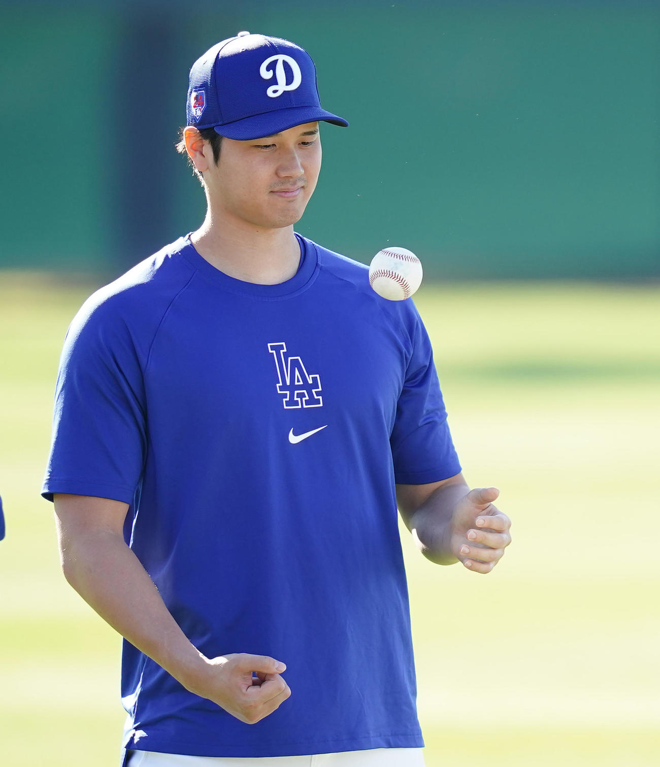 ボールを投げ上げるドジャース大谷（撮影・菅敏）