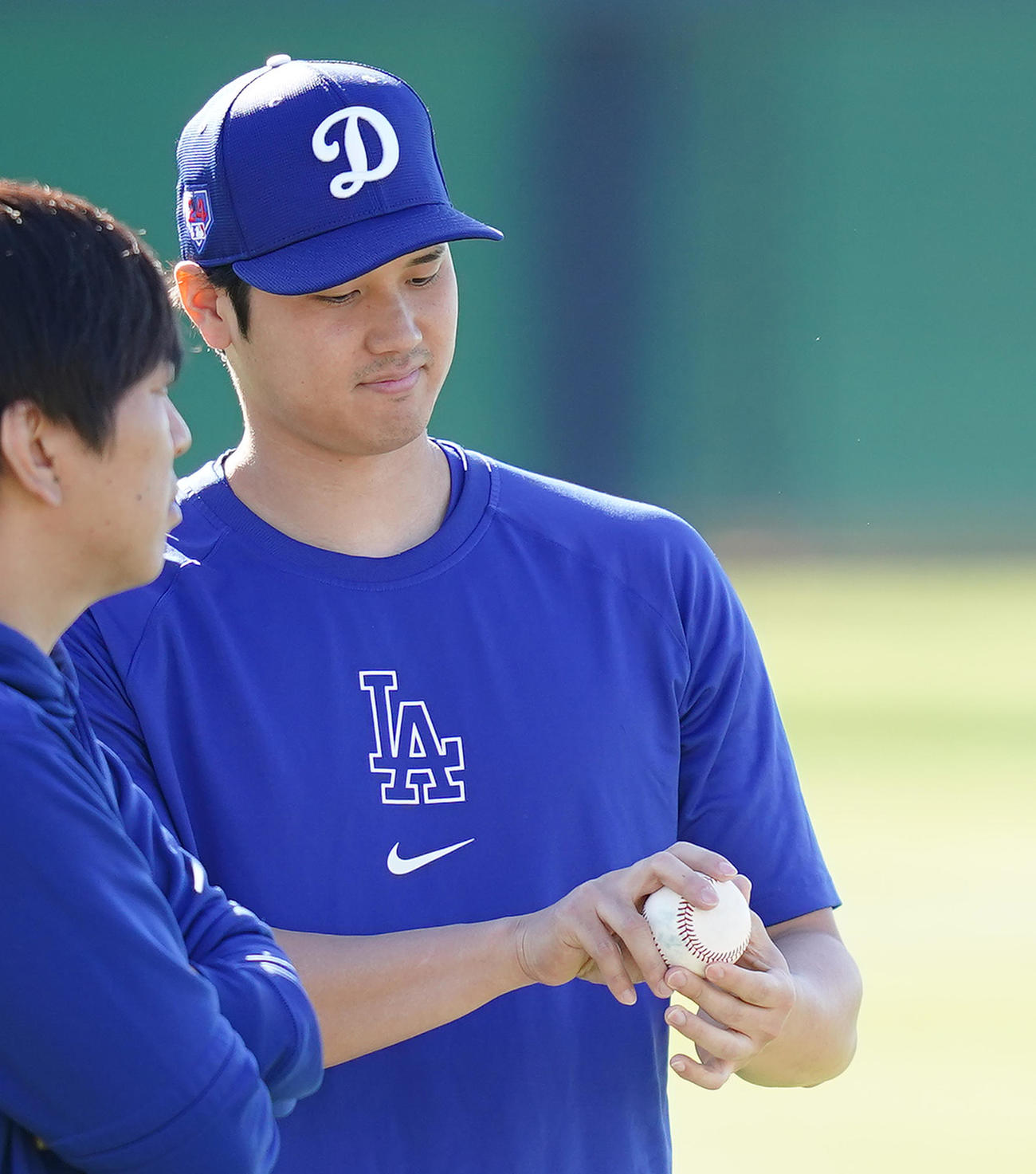 握ったボールを見つめるドジャース大谷（撮影・菅敏）