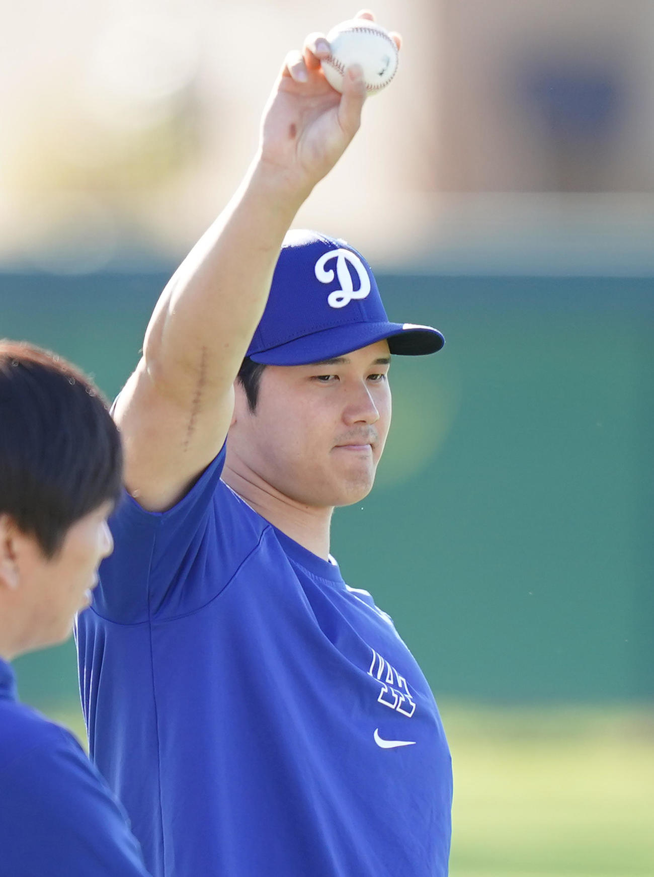 ボールを手にするドジャース大谷（撮影・菅敏）
