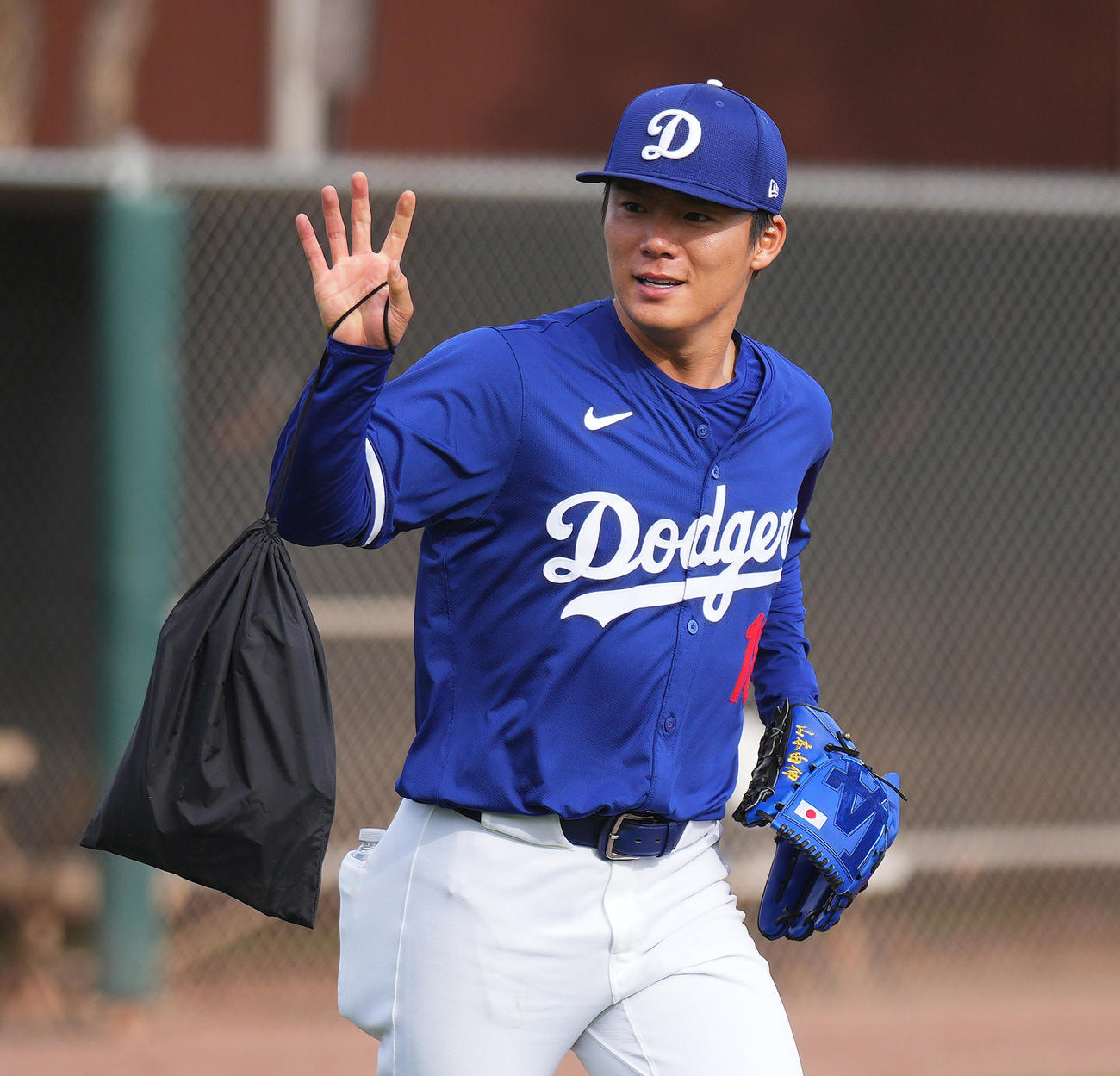 新しいデザインのグラブを手にフィールドに登場するドジャース山本（撮影・菅敏）