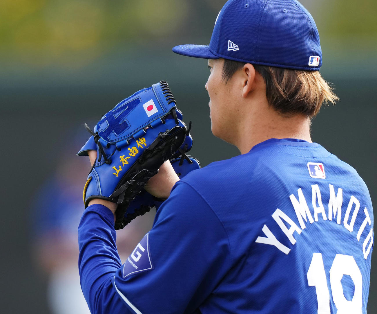 新しいデザインのグラブを使用してキャッチボールをするドジャース山本（撮影・菅敏）