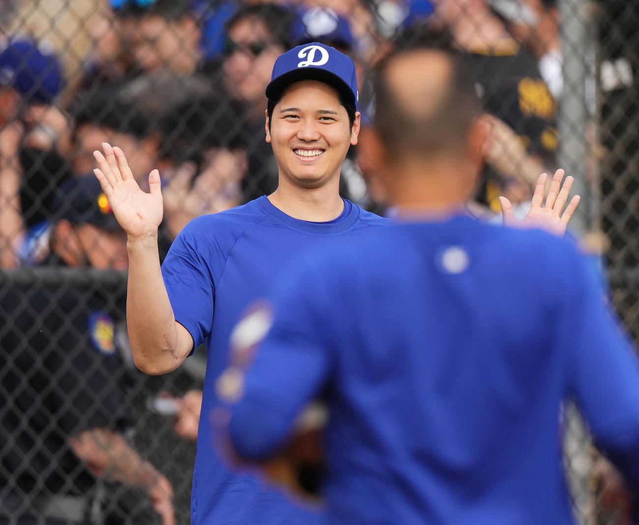 練習メニューを間違えてフィールドに登場したドジャース大谷は、コーチに向かって両手を上げる（撮影・菅敏）