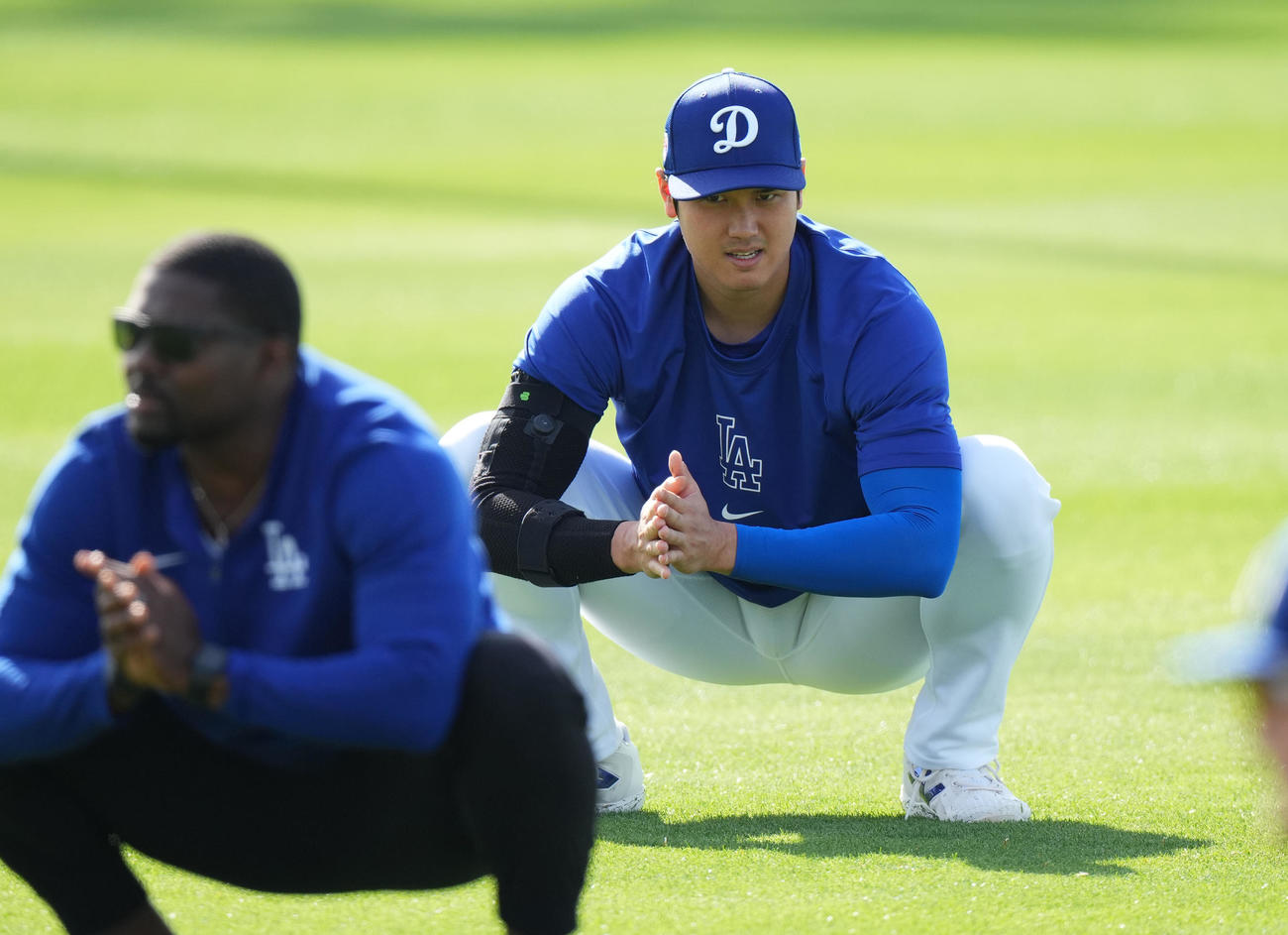 ストレッチをするドジャース大谷（撮影・菅敏）