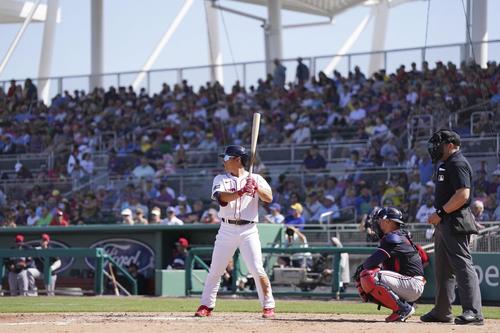オープン戦初出場のツインズ戦で打席に立つレッドソックス吉田＝フォートマイヤーズ（共同）