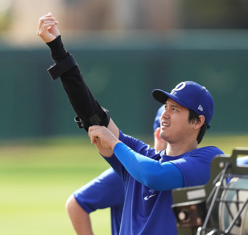 練習前にサポーターを装着するドジャース大谷（撮影・菅敏）