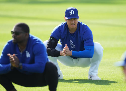 ストレッチをするドジャース大谷（撮影・菅敏）
