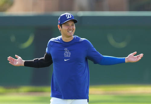 ストレッチをするドジャース大谷（撮影・菅敏）