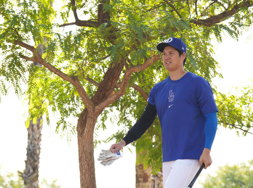 キャンプ地の施設を移動するドジャース大谷（撮影・菅敏）