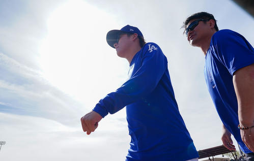 アスレチックスとのオープン戦をベンチから見守ったドジャース山本は、足早に引き揚げる（撮影・菅敏）