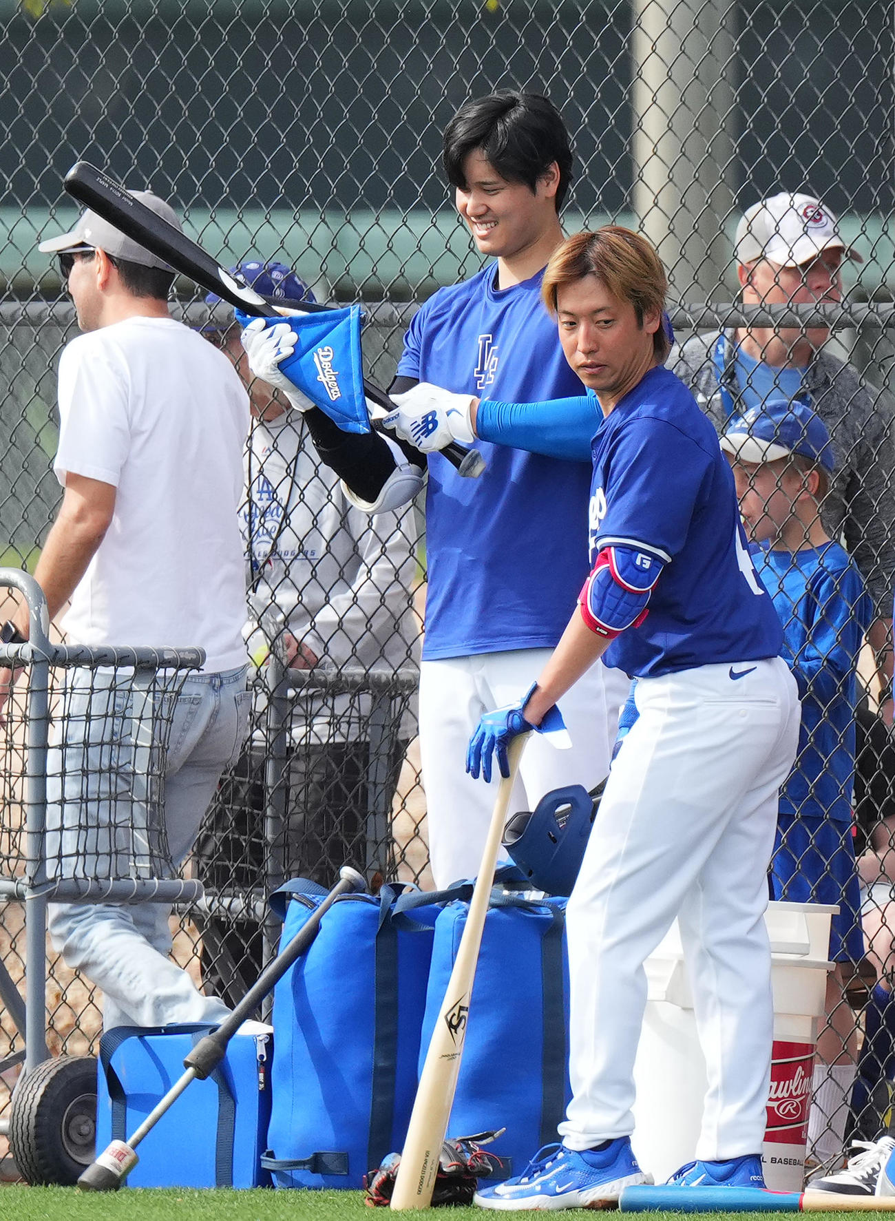 石原さん（右）と打撃練習をするドジャース大谷（撮影・菅敏）