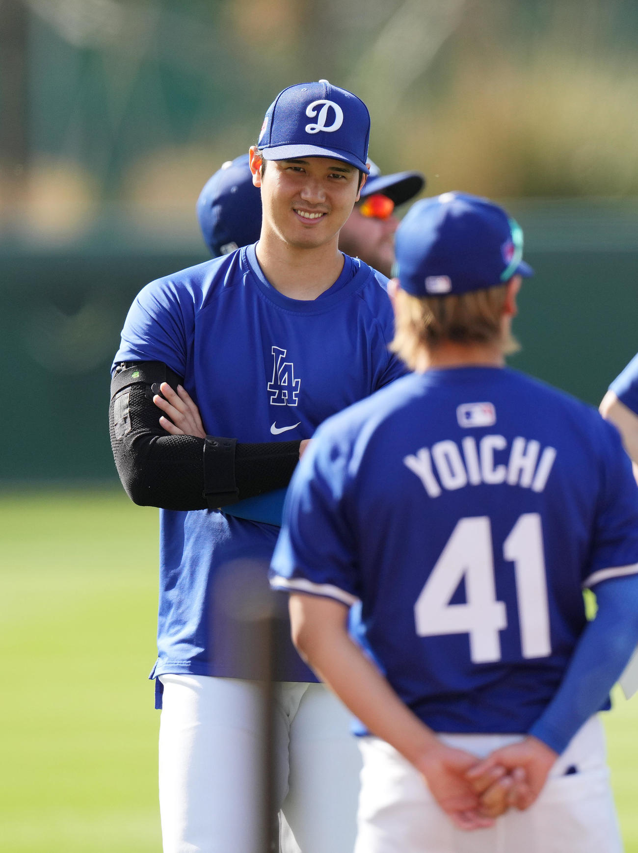 練習前に石原さん（手前）と話すドジャース大谷（撮影・菅敏）