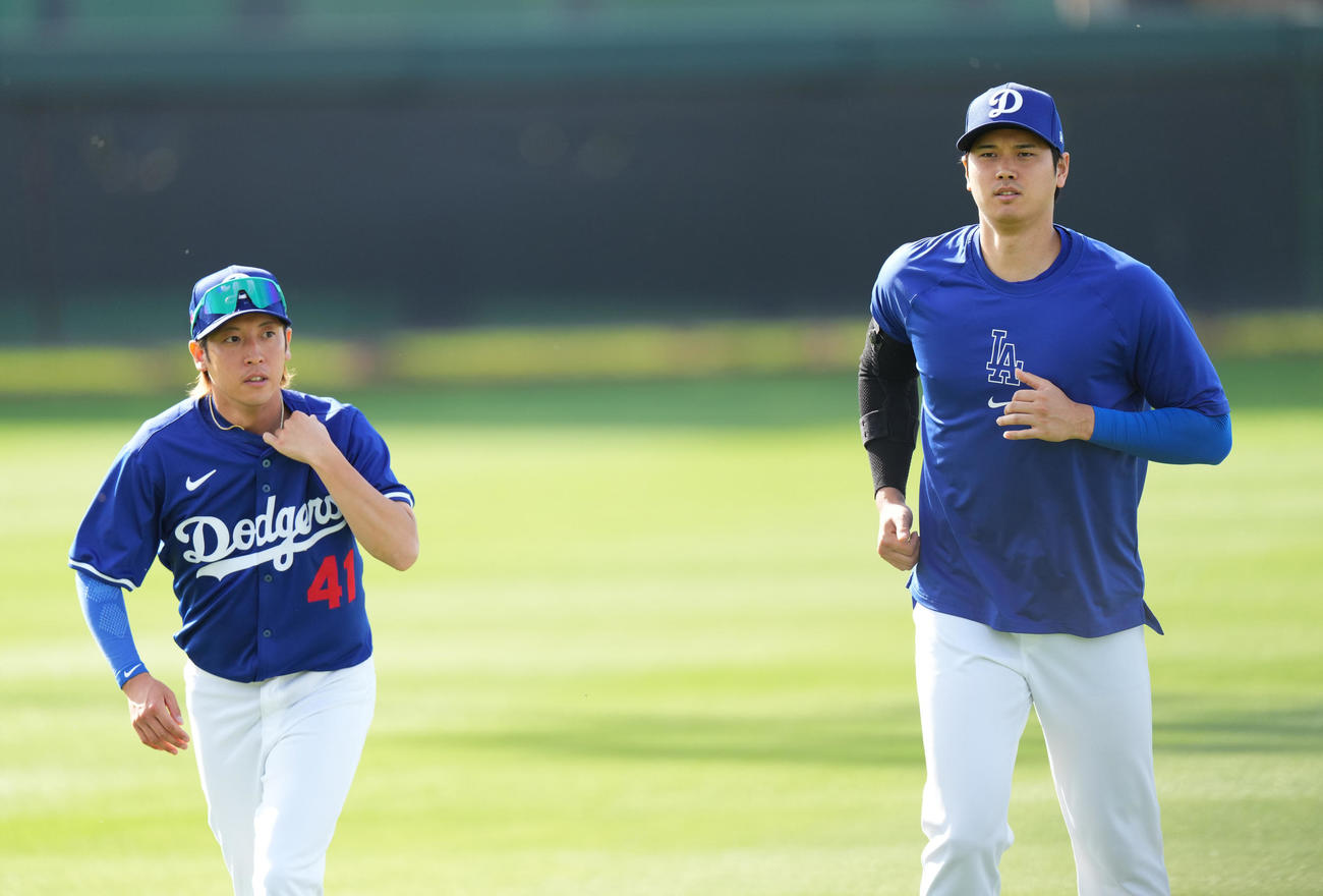 石原さん（左）とアップをするドジャース大谷（撮影・菅敏）