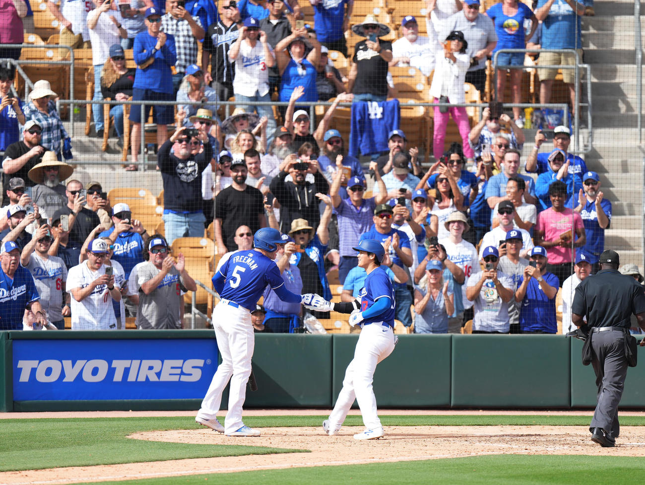 ドジャース対ホワイトソックス　5回裏ドジャース2死二塁、左越えに2点本塁打を放ち、フリーマン（左）にタッチで祝福されるドジャース大谷（撮影・菅敏）