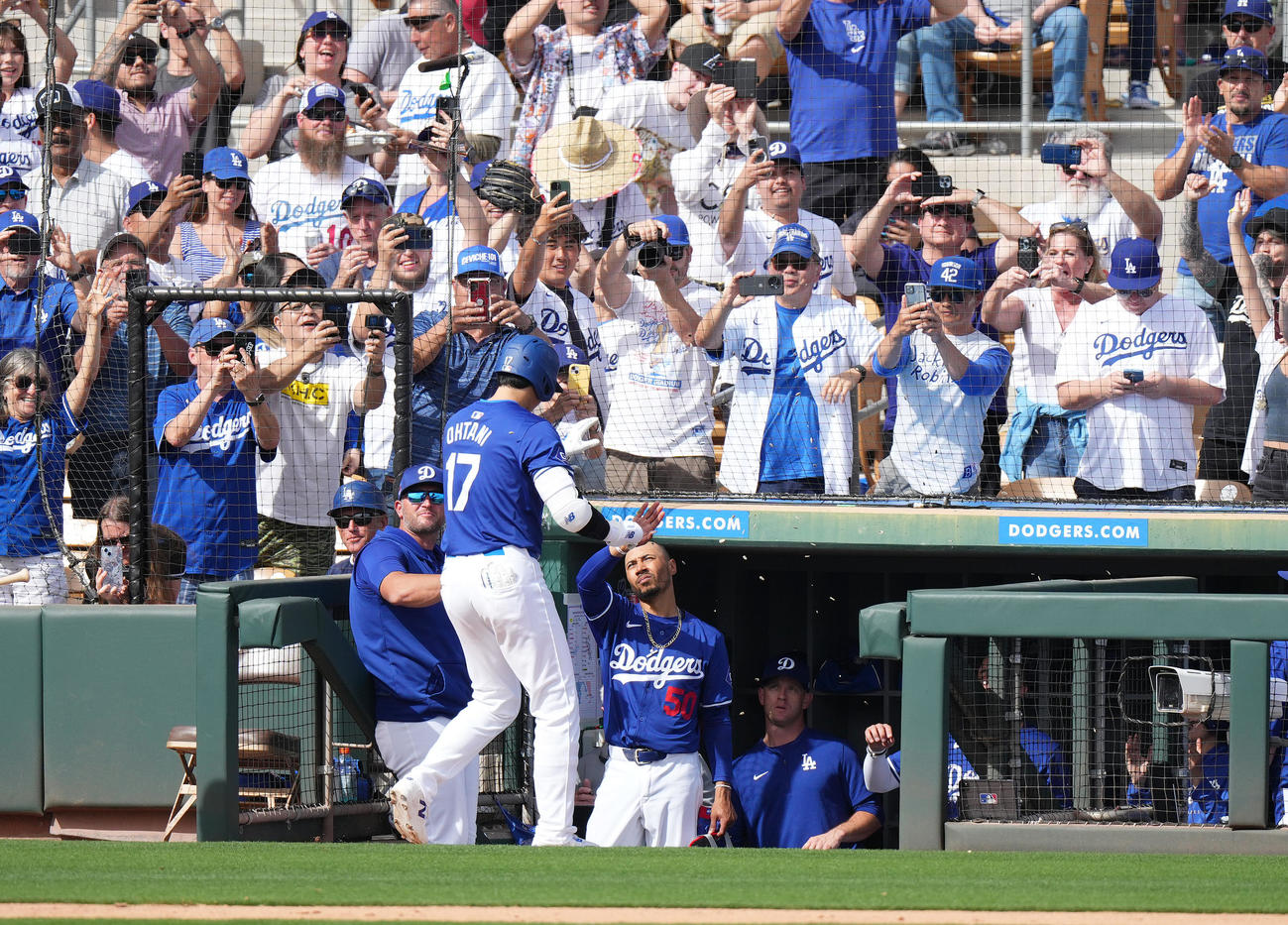ドジャース対ホワイトソックス　5回裏ドジャース2死二塁、左越えに2点本塁打を放ち、ベッツ（中央）らにタッチで祝福されるドジャース大谷（撮影・菅敏）