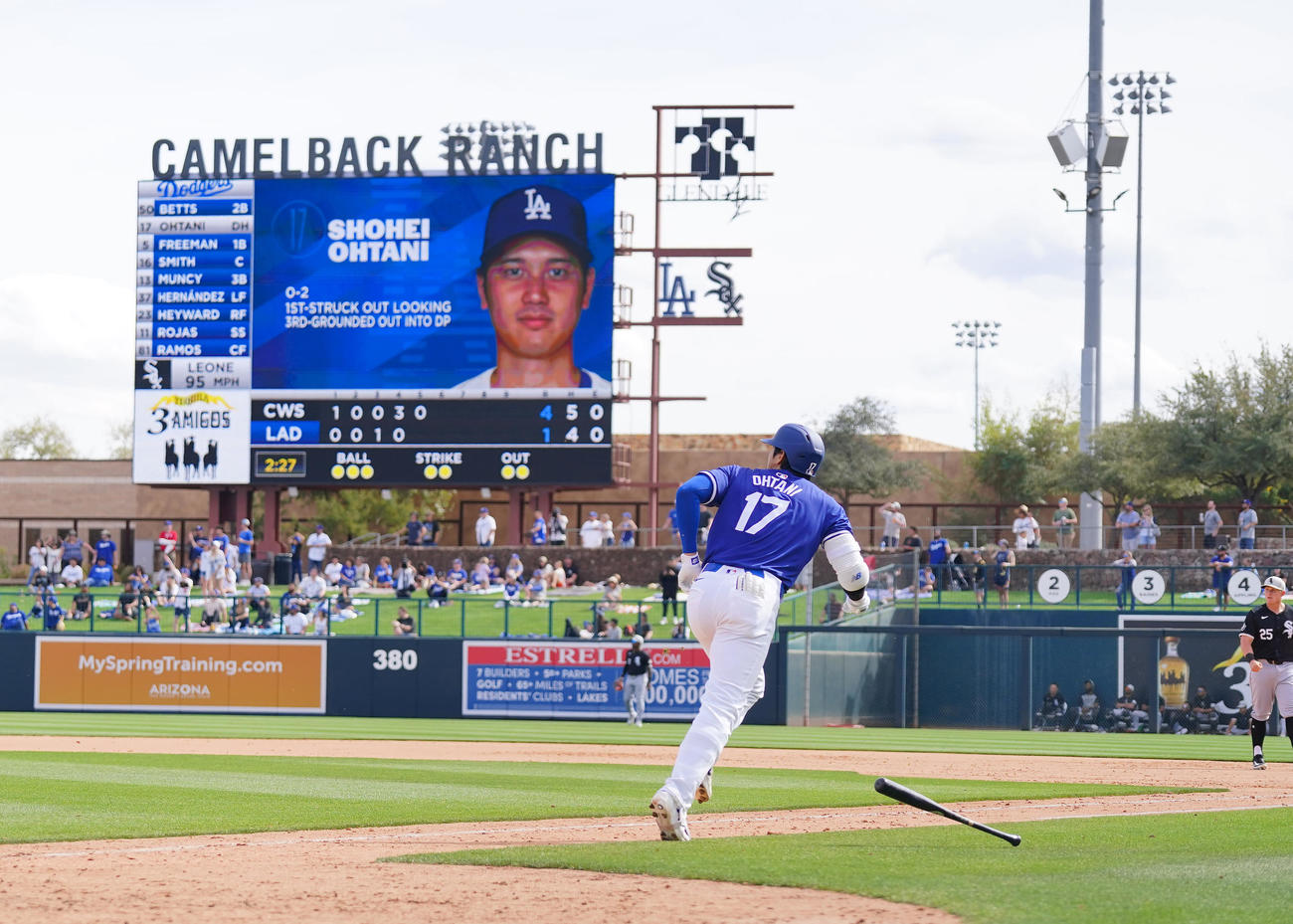 ドジャース対ホワイトソックス　5回裏ドジャース2死二塁、左越えに2点本塁打を放つドジャース大谷（撮影・菅敏）