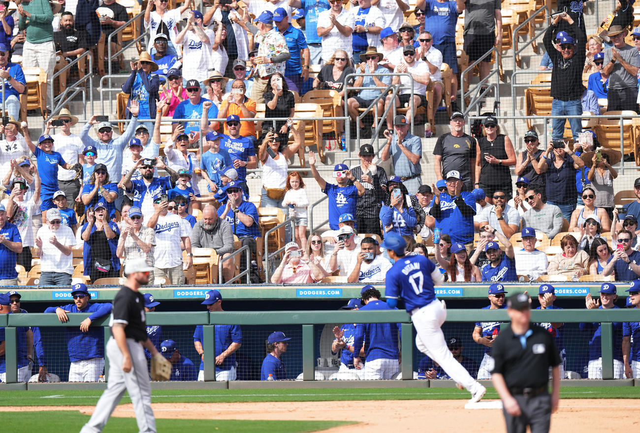 ドジャース対ホワイトソックス　5回裏ドジャース2死二塁、左越えに2点本塁打を放ち、ファンの大歓声を浴びながらダイヤモンドを回る大谷（撮影・菅敏）