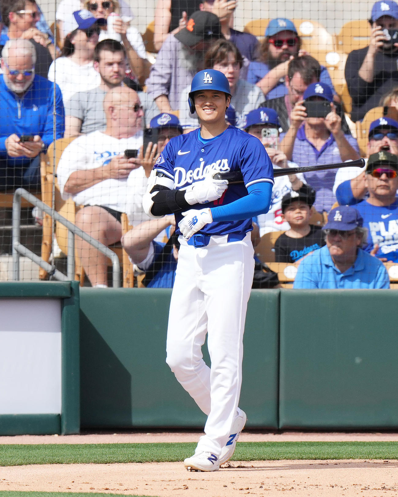 ドジャース対ホワイトソックス　1回裏ドジャース1死一塁、ファンのスタンディングオベーションを受けながら笑顔で打席に入るドジャース大谷（撮影・菅敏）