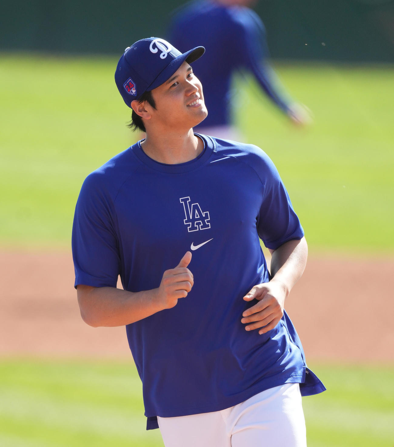 試合前、笑顔でウオーミングアップをするドジャース大谷翔平（撮影・菅敏）